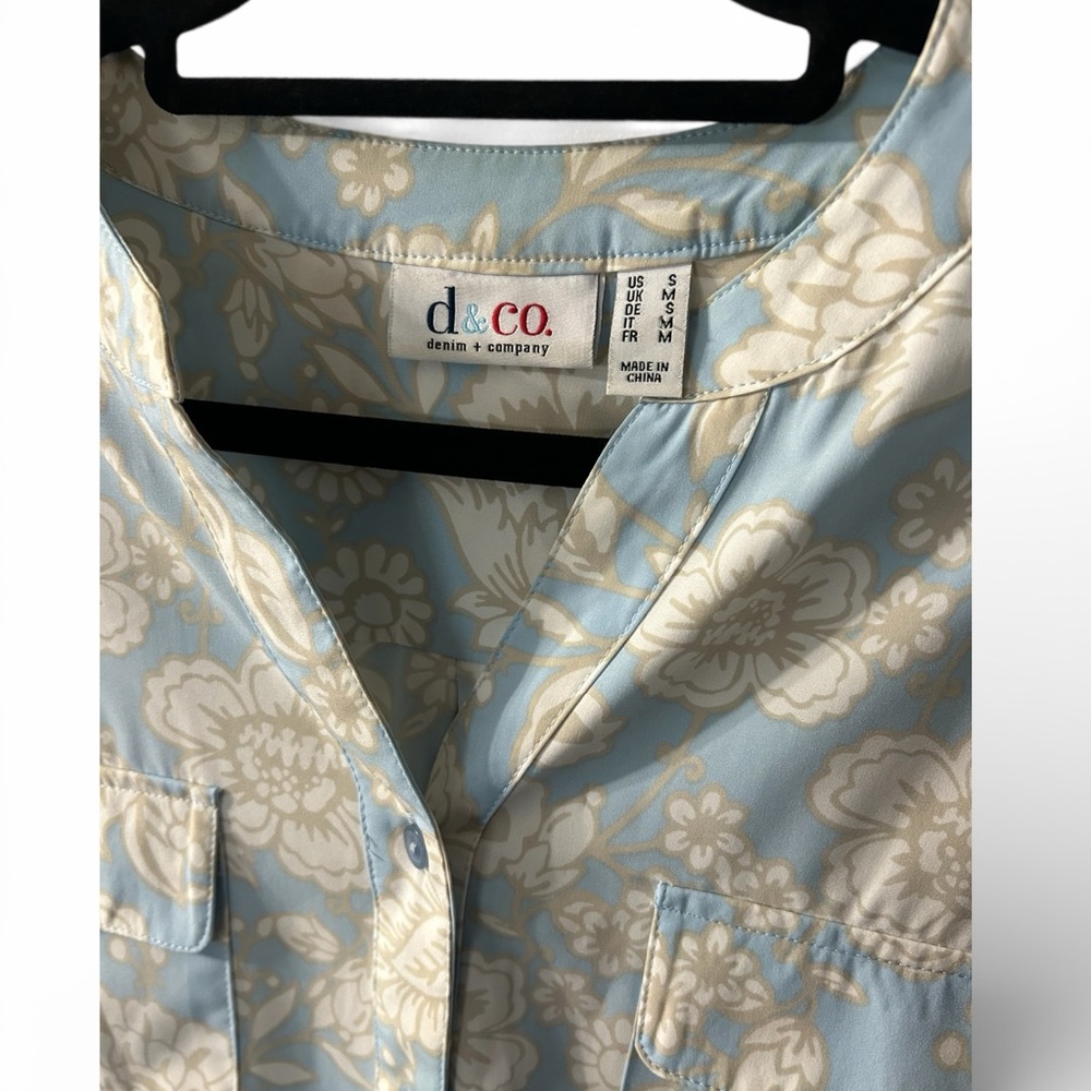 Denim&Co Women’s Floral Blue and White Button-Up Shirt - Picture 3 of 8
